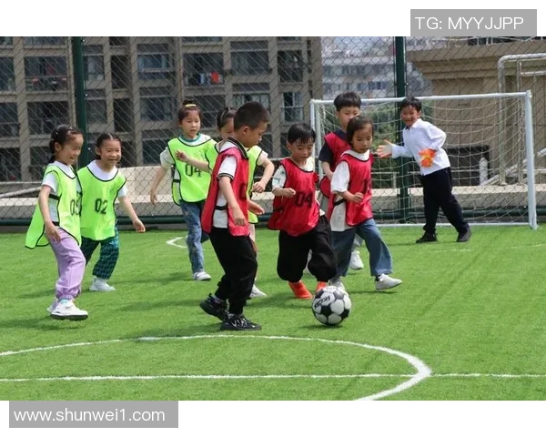 小学生快乐踢足球精彩瞬间集锦展现童年活力与团队精神