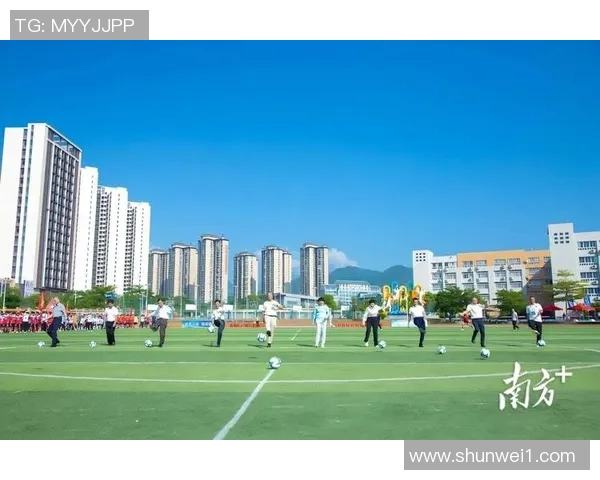 中学足球比赛激烈进行球场上青春与梦想交织的精彩瞬间